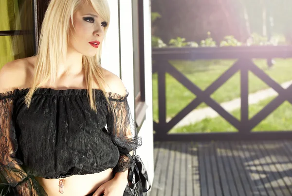 Schöne sexy junge blonde Frau auf der Terrasse — Stockfoto