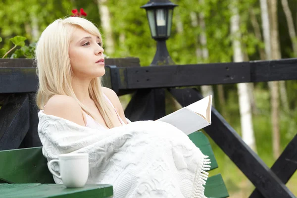 Een jonge vrouw studeren buiten op het terras — Stockfoto