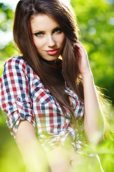 Vacker ung kvinna i trädgård — Stockfoto