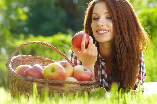 Beautifuwoman no jardim com maçãs — Fotografia de Stock
