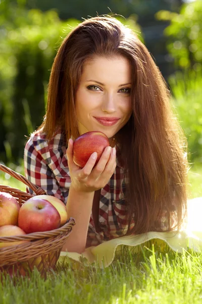 Beautifuwoman in the garden with apples — Stock Photo, Image