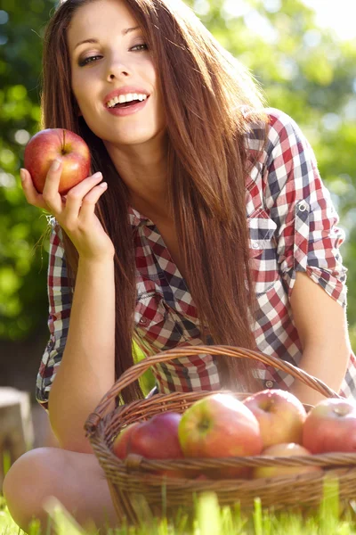 사과 함께 정원에서 아름 다운 여자 — 스톡 사진