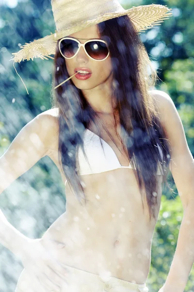Femme d'été en maillot de bain et chapeau — Photo
