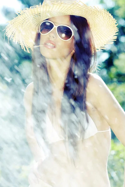 Mulher de verão em maiô e chapéu — Fotografia de Stock