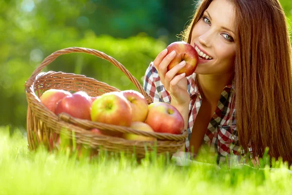 Krásná žena v zahradě s jablky — Stock fotografie