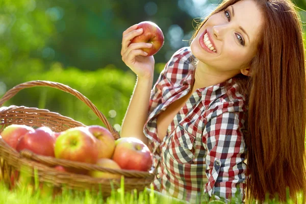Beautiful woman in the garden with apples — Stock Photo, Image