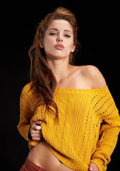 Güzel bir genç kadın model siyah karşı poz portresi — Stok fotoğraf