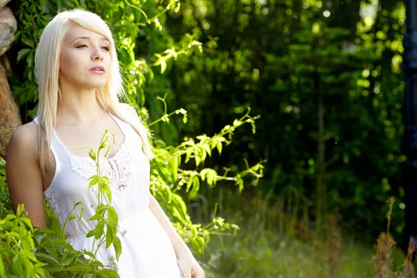 Gros plan portrait de belle jeune femme blonde en chemisier blanc — Photo