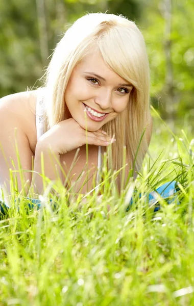 Meisje op groen veld — Stockfoto