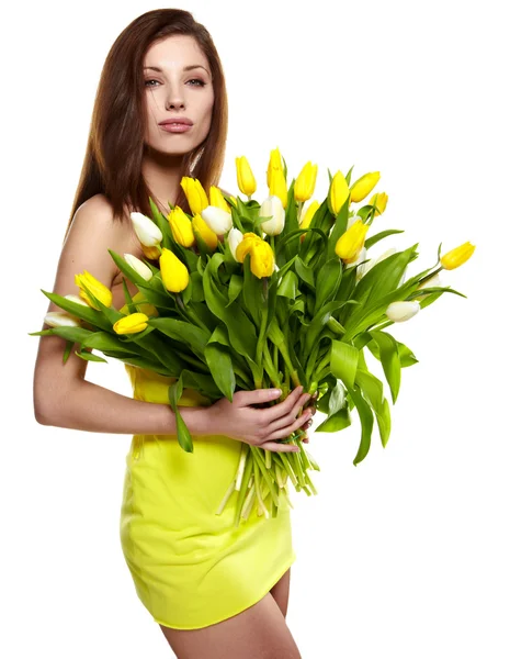 Szép nő, kezében egy csokor tulipán — Stock Fotó