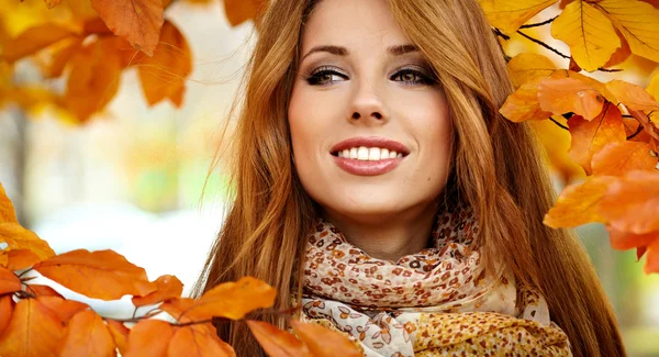 Krásná elegantní žena stojící v parku na podzim — Stock fotografie