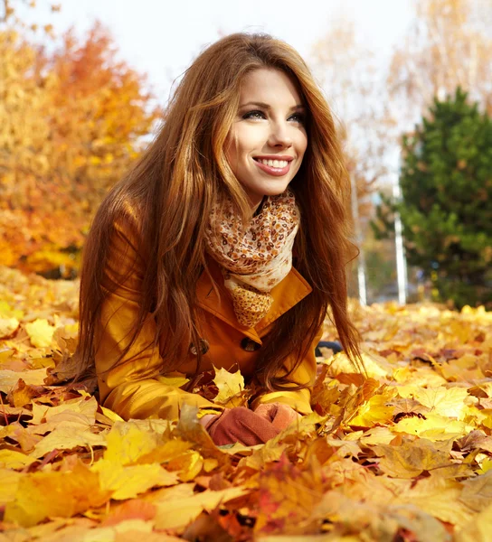 Όμορφη κομψή γυναίκα στέκεται σε ένα πάρκο το φθινόπωρο — Φωτογραφία Αρχείου