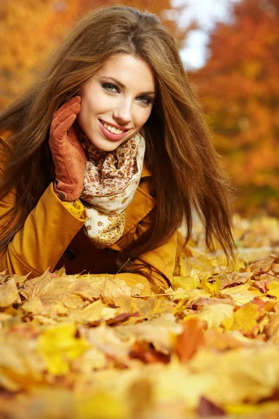 Gyönyörű, elegáns nő áll egy parkban ősszel — Stock Fotó