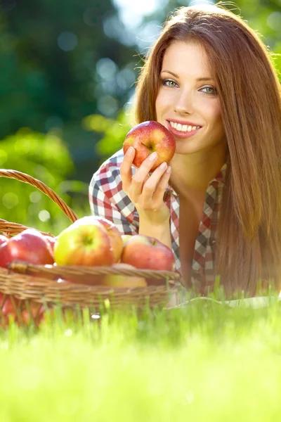 Piękna kobieta w ogrodzie z jabłkami — Zdjęcie stockowe
