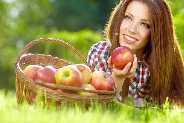 Hermosa mujer en el jardín con manzanas —  Fotos de Stock