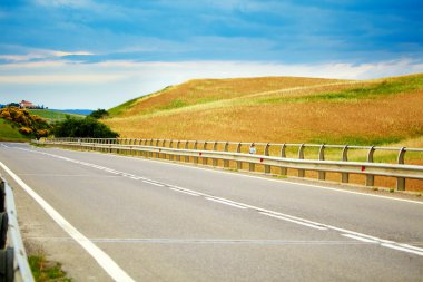 tipik peyzaj val d'orcia (Toskana, İtalya), yaz. Ro