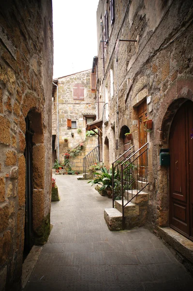 Kleine Seitenstraße in einem italienischen Dorf — Stockfoto