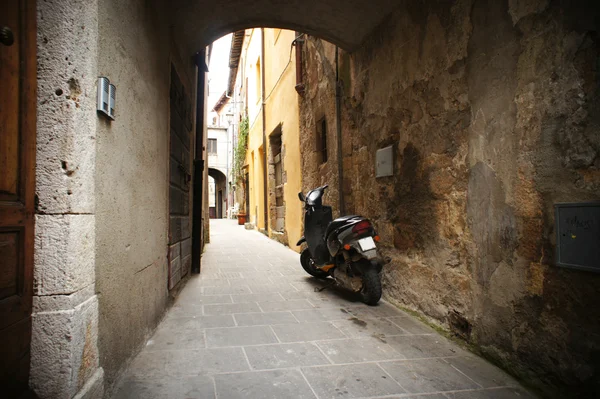 Małe backstreet we włoskim miasteczku — Zdjęcie stockowe
