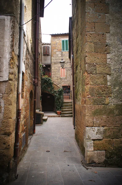 イタリアの村で小さい裏通り — ストック写真