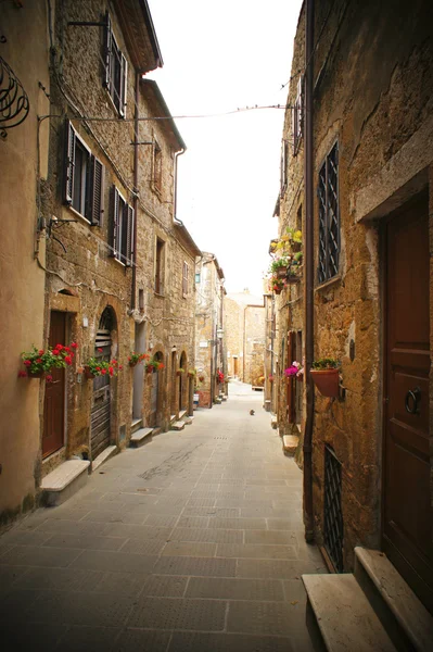 Kleine Seitenstraße in einem italienischen Dorf — Stockfoto