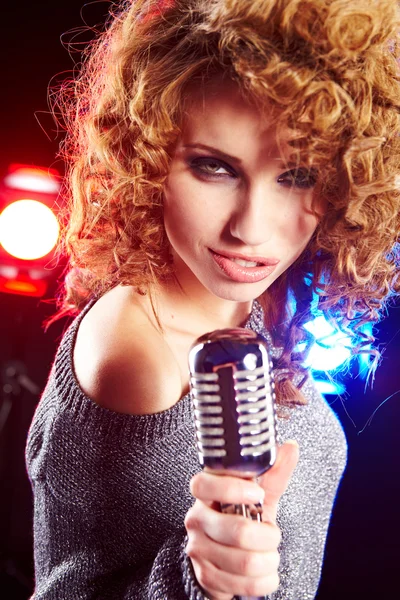 Retro bir mikrofon tutan kadın — Stok fotoğraf