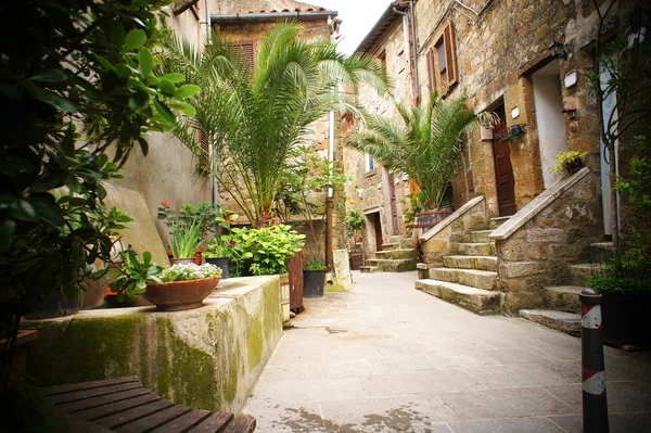 典型的なイタリアの狭い通り — ストック写真