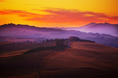 Yaz aylarında gün batımında Tuscany'de manzara