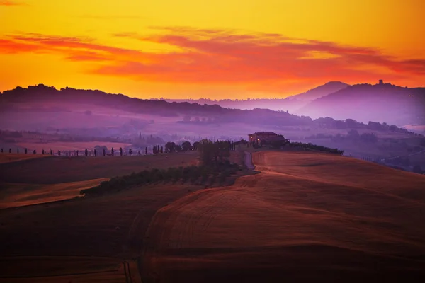 Landschap in Toscane bij zonsondergang in de zomer — Stockfoto