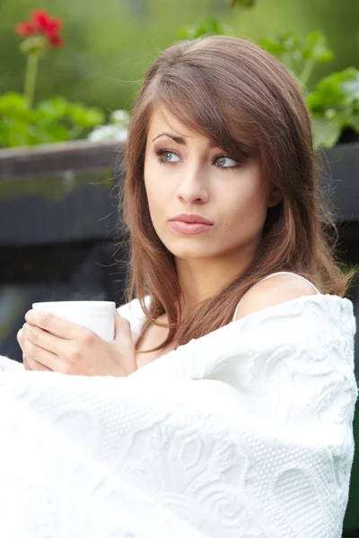 Young woman with cup outdoors — Stock Photo, Image