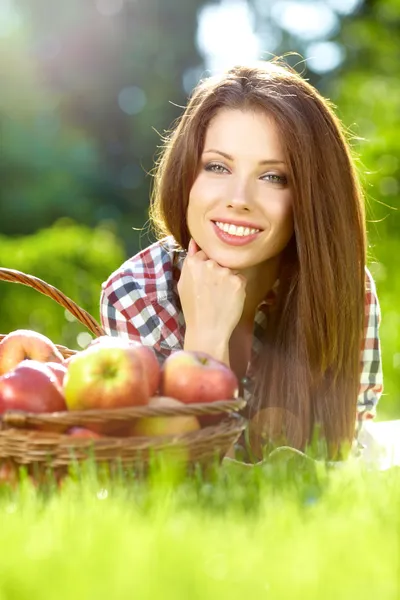 Frutas no cesto com a mulher. vitaminas do seu próprio gard — Fotografia de Stock