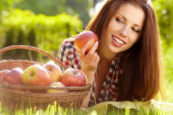 Красива жінка в саду з яблуками — стокове фото