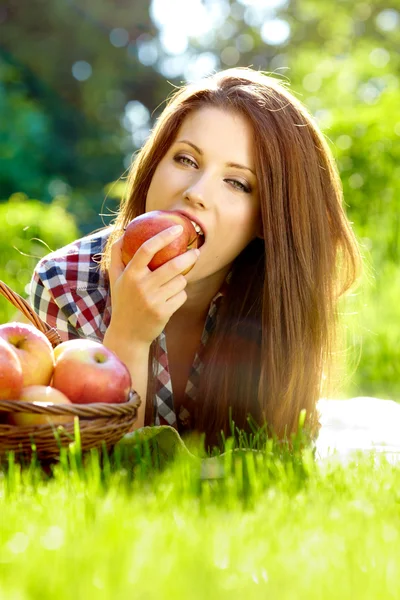 Όμορφη γυναίκα στον κήπο με μήλα — Φωτογραφία Αρχείου