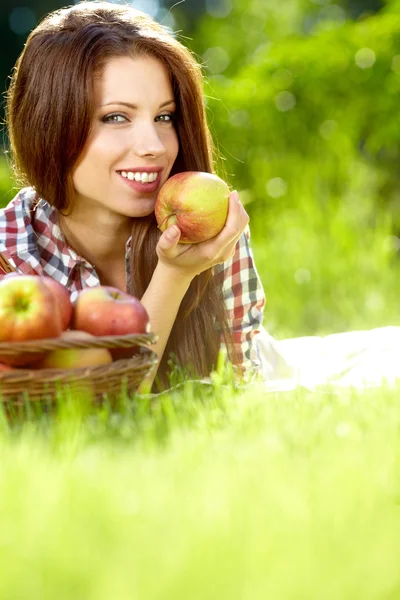 Frutas no cesto com a mulher. vitaminas do seu próprio gard — Fotografia de Stock