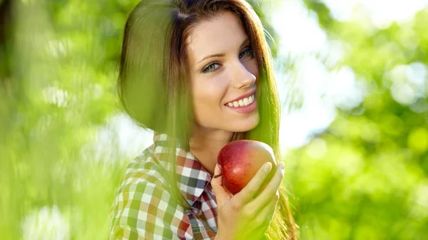 Gyümölcsöt a kosárba, a feleségével. vitaminok a saját gard — Stock Fotó