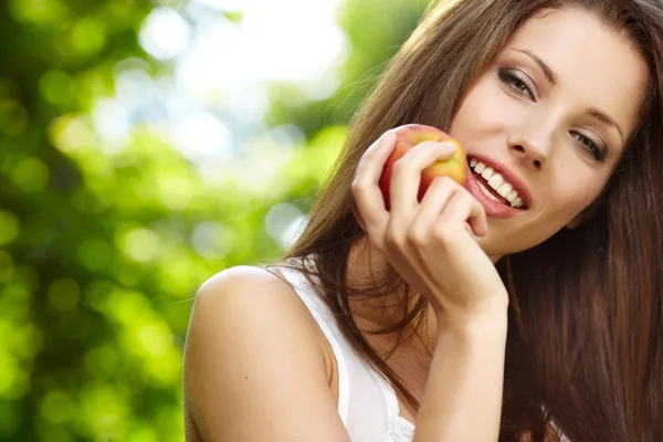 Fruit in de mand met zijn vrouw. vitaminen van uw eigen gard — Stockfoto