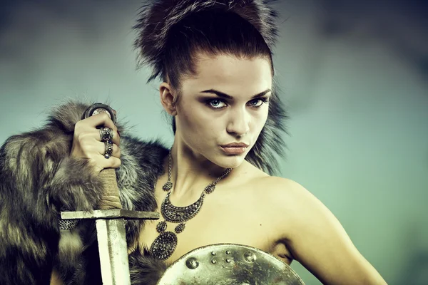 Žena bojovník. nápad módní fantazie. — Stock fotografie