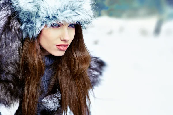 Piękna kobieta w zimowej scenerii — Zdjęcie stockowe
