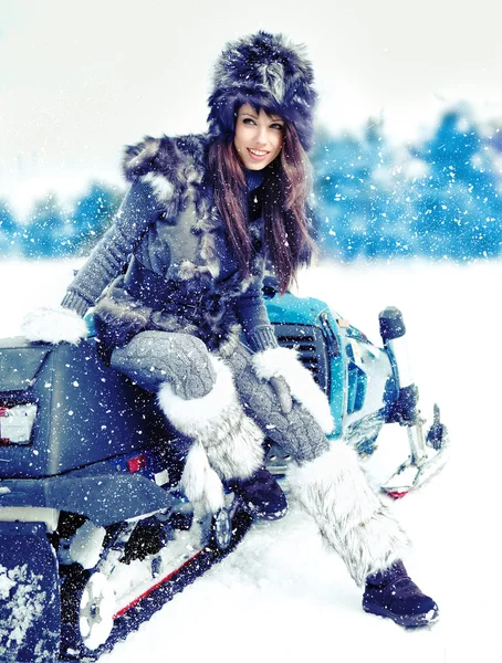 冬の景色に美しさの女性 — ストック写真