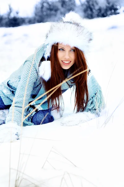 Schoonheid vrouw in de winter landschap — Stockfoto