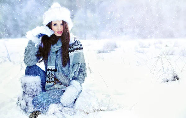 Γυναίκα ομορφιά το τοπίο το χειμώνα — Φωτογραφία Αρχείου