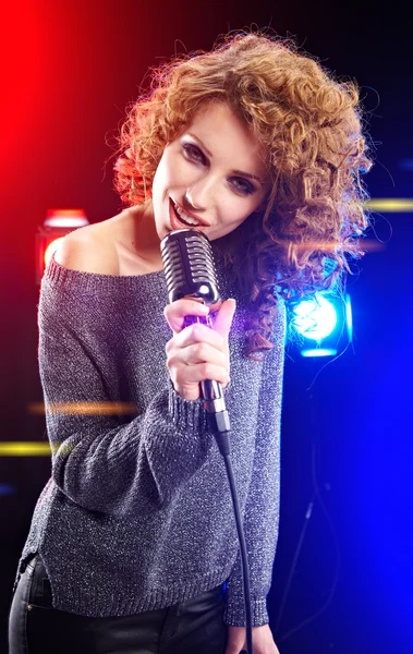 Piękna brunetka kobieta śpiewa — Zdjęcie stockowe