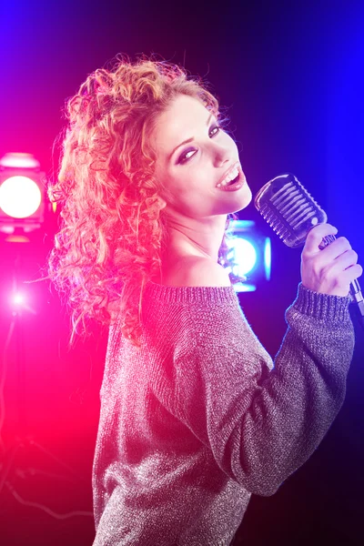 Vacker brunett kvinna sjunger — Stockfoto