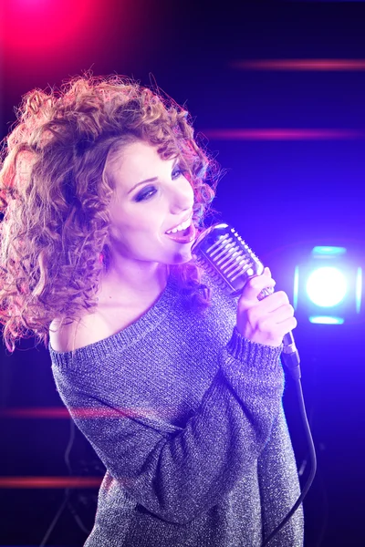 노래 하는 아름 다운 갈색 머리 여자 — 스톡 사진
