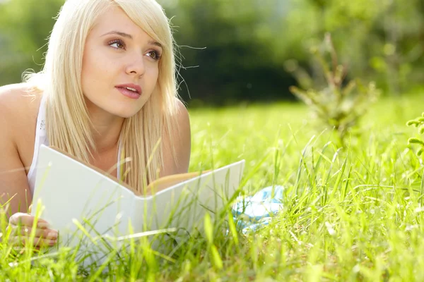 야외 책을 읽는 젊은 아름 다운 소녀 — 스톡 사진