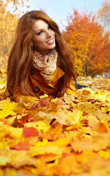 Jovem morena mulher retrato na cor do outono — Fotografia de Stock