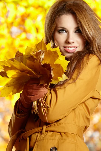 Jonge brunette vrouw portret in herfst kleur — Stockfoto