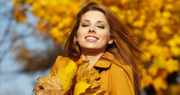 年轻的黑发女人画像在秋天的颜色 — 图库照片