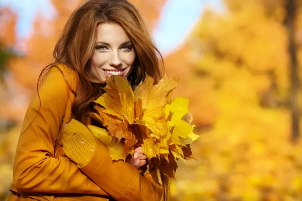 Genç esmer kadın portre sonbahar renk — Stok fotoğraf