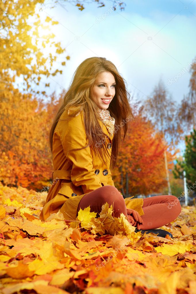 Young brunette woman portrait in autumn color — Stock Photo © zoomteam ...