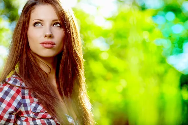 Retrato de uma mulher bonita no jardim — Fotografia de Stock